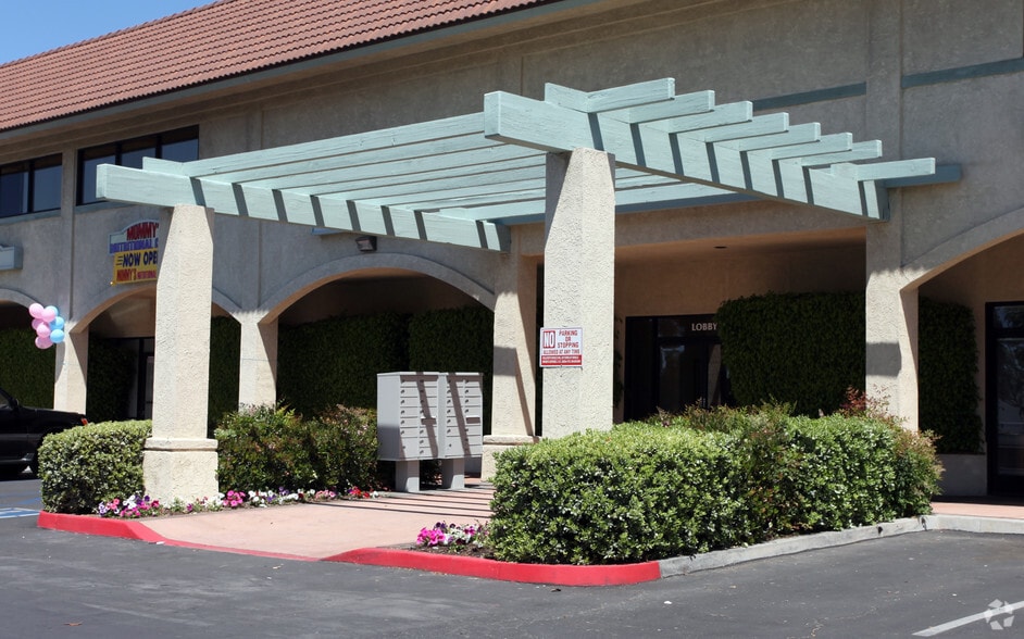9161 Sierra Ave, Fontana, CA à louer - Photo du bâtiment - Image 3 de 5