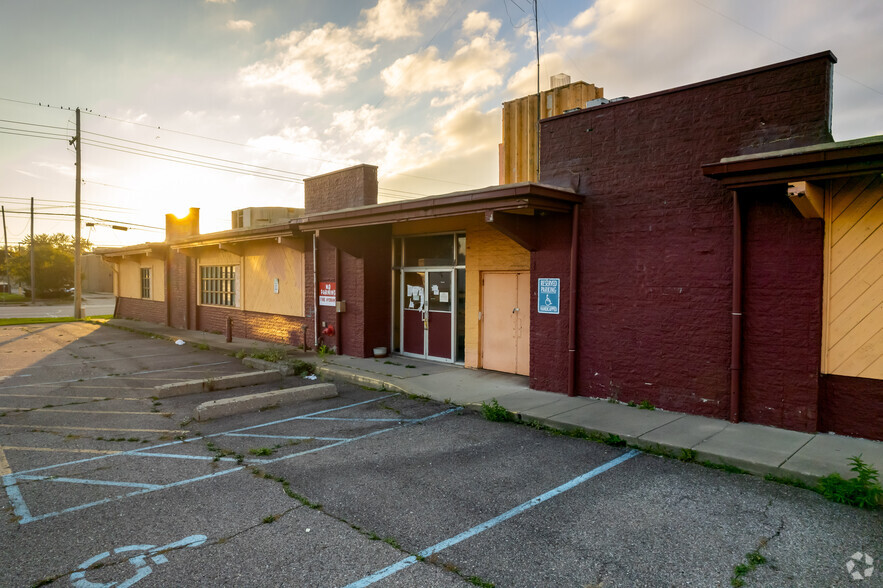 31925 Van Dyke Ave, Warren, MI à vendre - Photo du bâtiment - Image 1 de 1