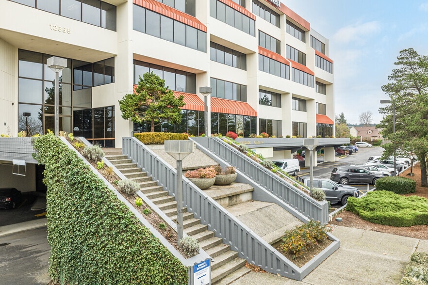 12655 SW Center St, Beaverton, OR à louer - Photo du bâtiment - Image 3 de 12