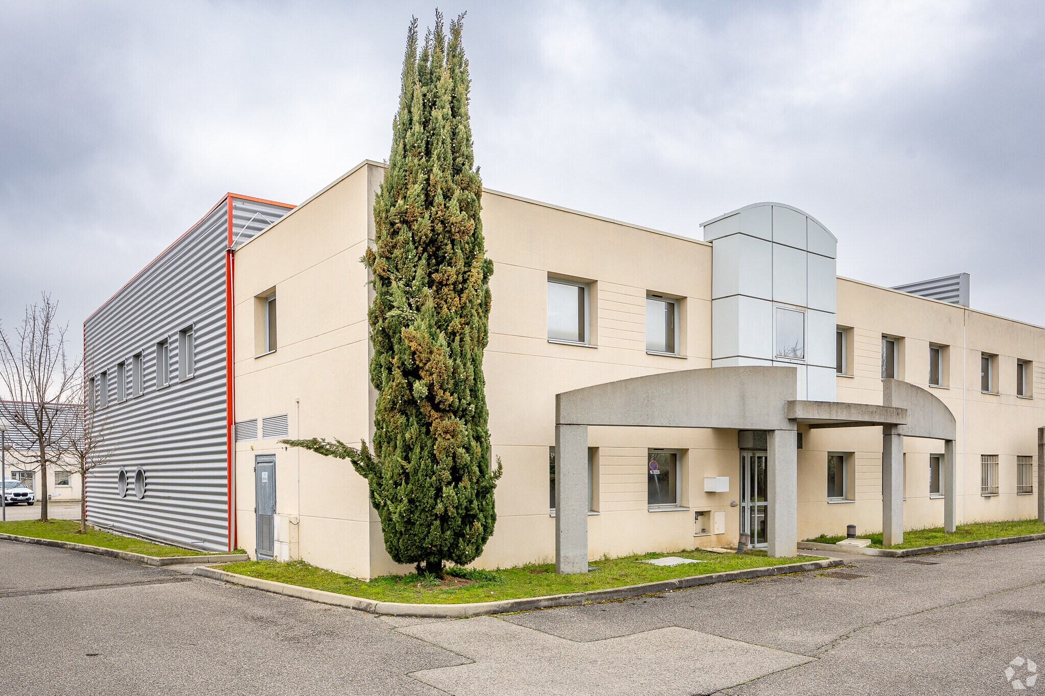 Flex in Saint-Priest for lease Primary Photo- Image 1 of 4