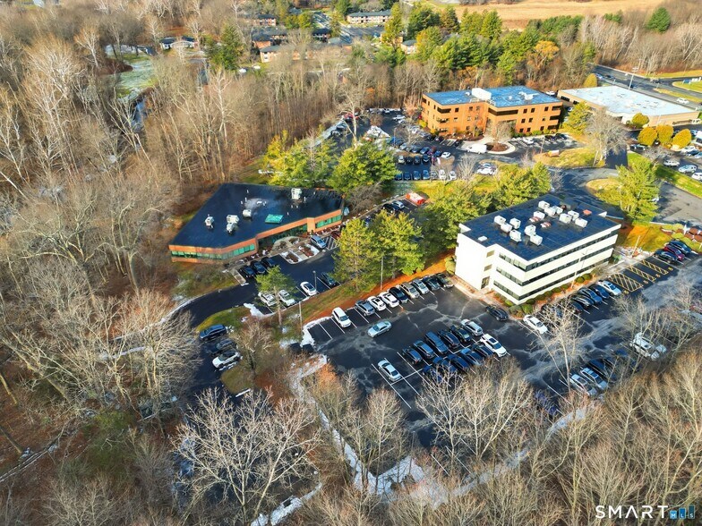 3 Northwestern Dr, Bloomfield, CT à louer - Photo du bâtiment - Image 3 de 26