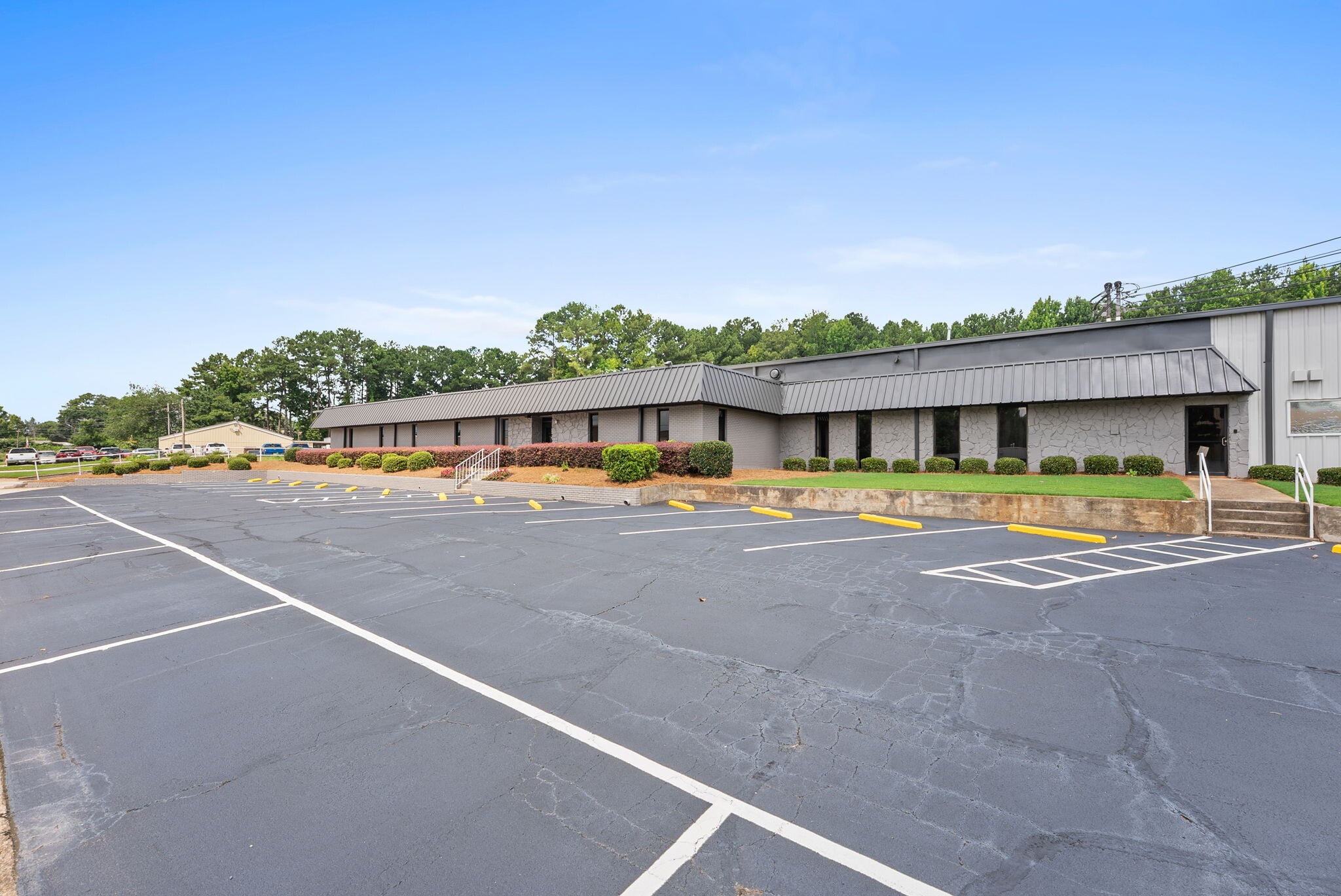 154 Industrial Park Cir, Lawrenceville, GA for lease Interior Photo- Image 1 of 16