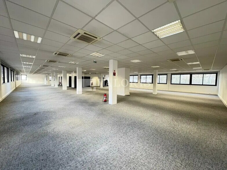 Office in Villeurbanne for lease - Building Photo - Image 2 of 8