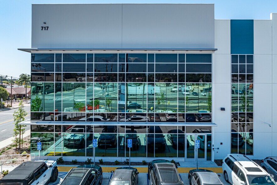 717 W State St, Ontario, CA à louer - Photo du bâtiment - Image 2 de 7