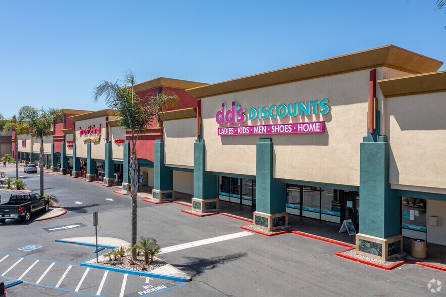 385-421 N Escondido Blvd, Escondido, CA à louer - Photo du bâtiment - Image 2 de 15