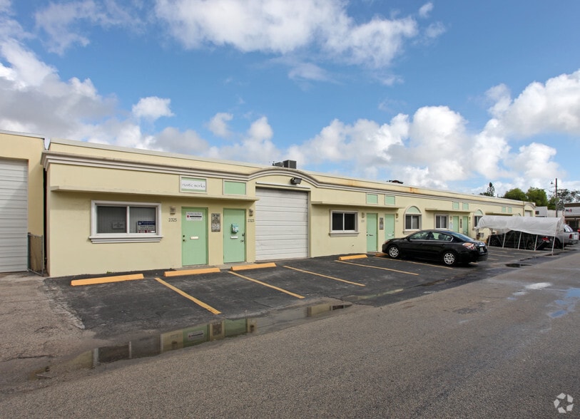 2301-2325 NW 30th St, Oakland Park, FL for lease - Primary Photo - Image 1 of 15