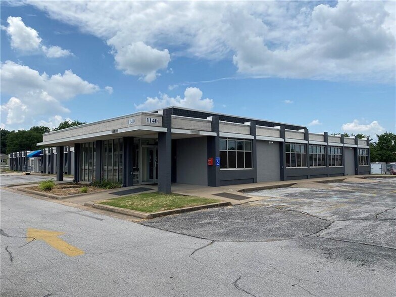 1140 W Walnut St, Rogers, AR à louer - Photo du bâtiment - Image 2 de 3