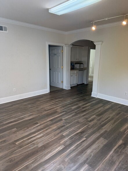 327 Dahlonega St, Cumming, GA for lease - Interior Photo - Image 2 of 8