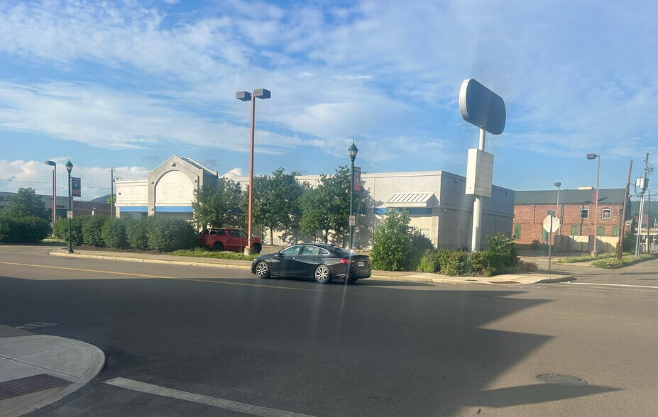 119 W 2nd St, Elmira, NY à louer - Photo du bâtiment - Image 2 de 9