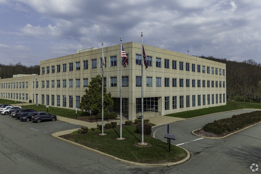 350 Clark Dr, Mount Olive, NJ for lease - Primary Photo - Image 1 of 14