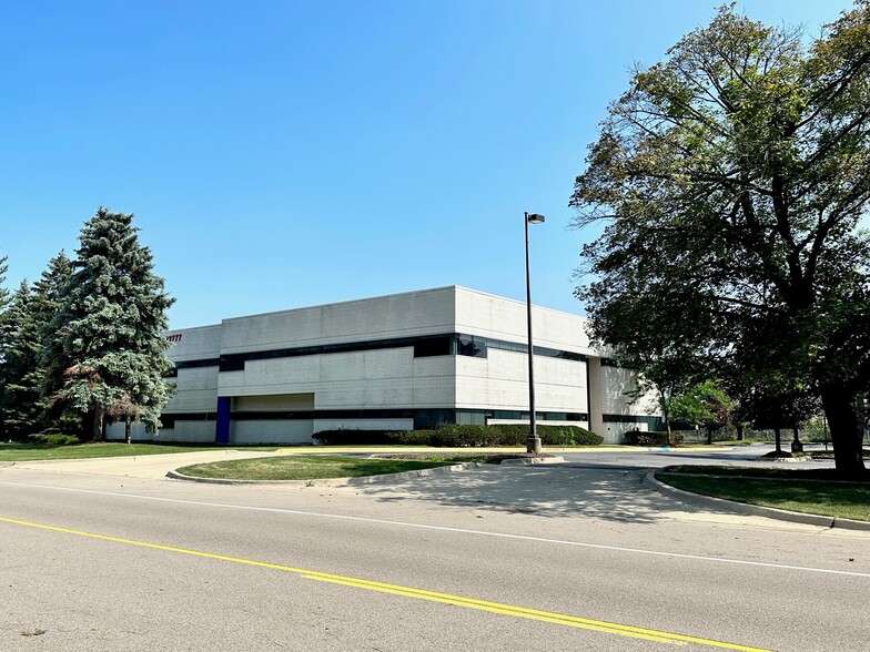 22777 W 11 Mile Rd, Southfield, MI for sale - Building Photo - Image 2 of 9