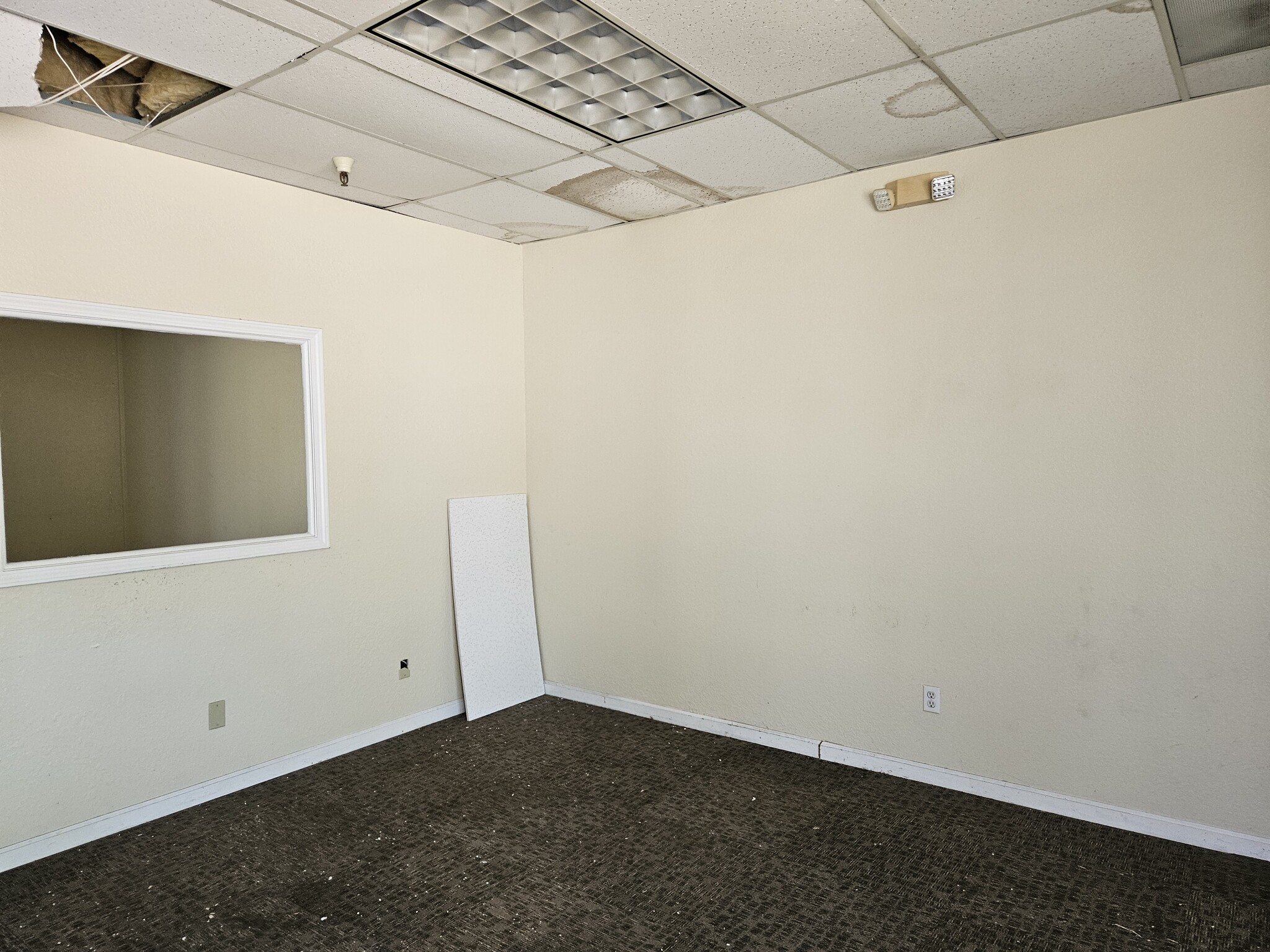 1110 W Kettleman Ln, Lodi, CA for lease Interior Photo- Image 1 of 3