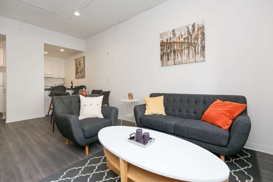 2525 Boul Cavendish, Montréal, QC for lease - Interior Photo - Image 2 of 15