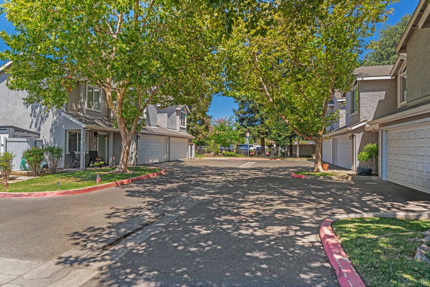 1080 E Monte Vista Ave, Turlock, CA à vendre - Photo du bâtiment - Image 2 de 15