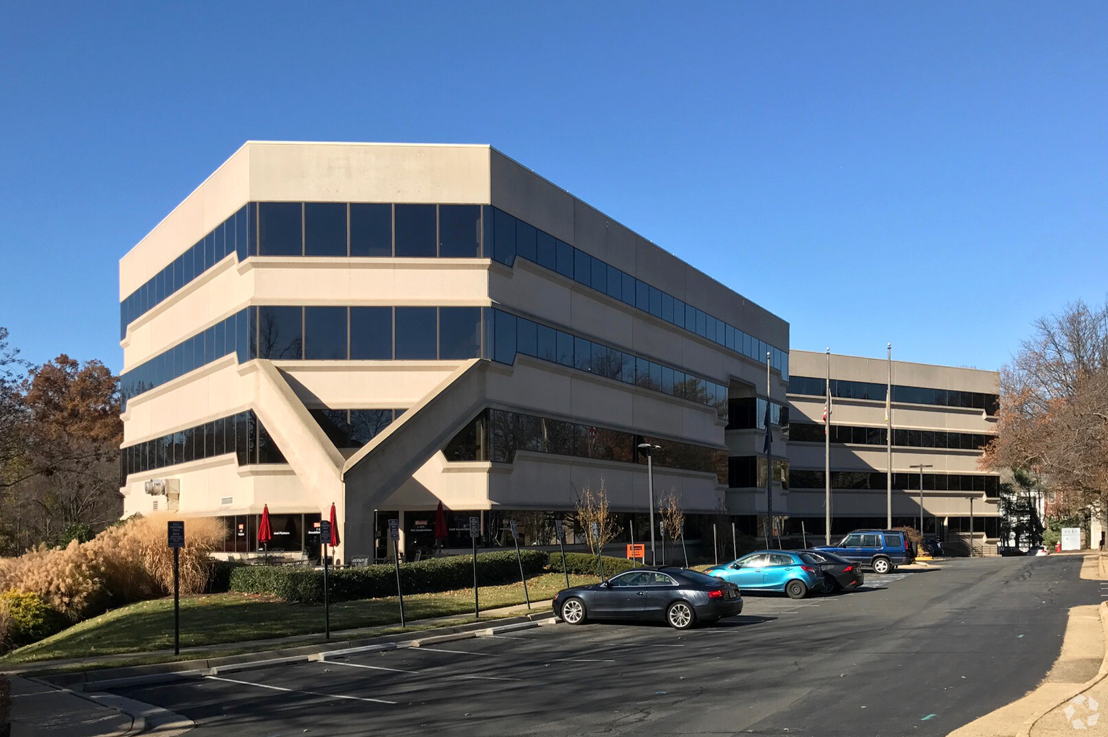 8618 Westwood Center Dr, Vienna, VA for lease Primary Photo- Image 1 of 6