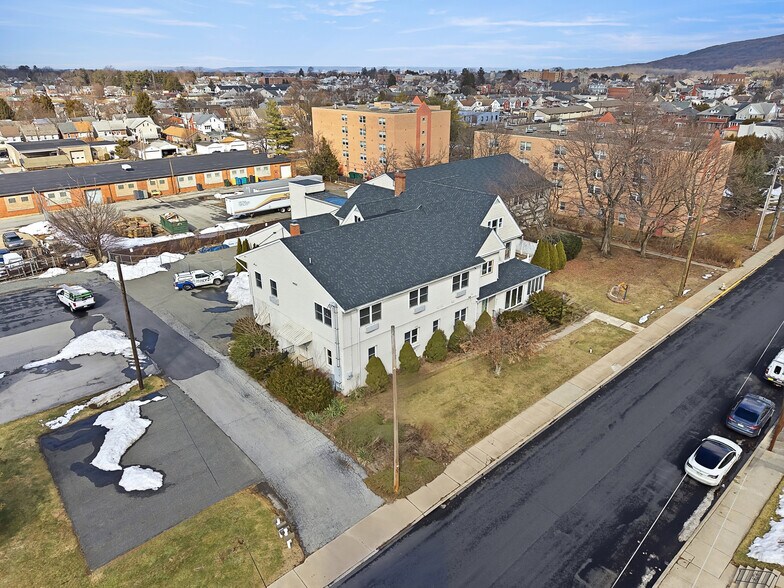 659 Broad St, Emmaus, PA à vendre - Photo du bâtiment - Image 2 de 46