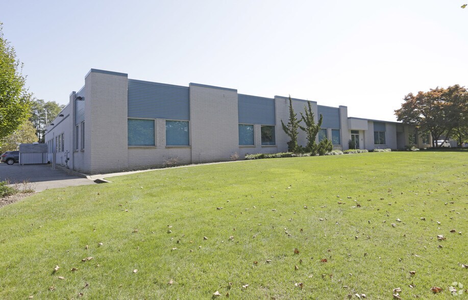 145 Marcus Blvd, Hauppauge, NY à louer - Photo du bâtiment - Image 2 de 8