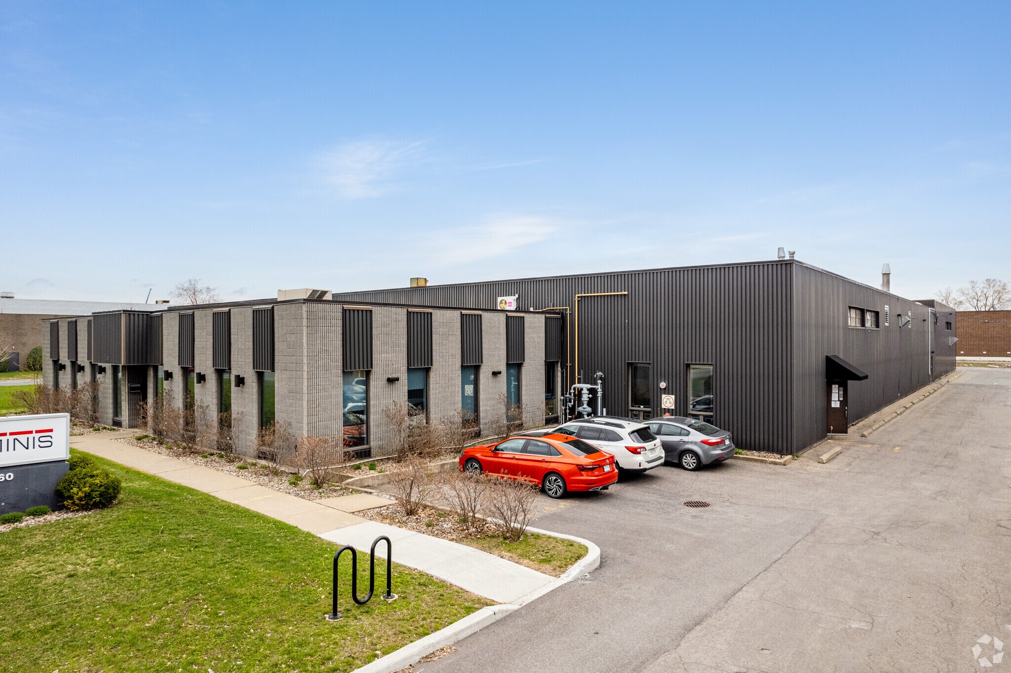 260 Av Labrosse, Pointe-claire, QC for sale Primary Photo- Image 1 of 1