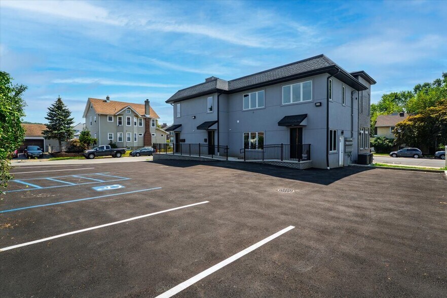 1108 McBride Ave, Woodland Park, NJ à vendre - Photo du bâtiment - Image 2 de 5