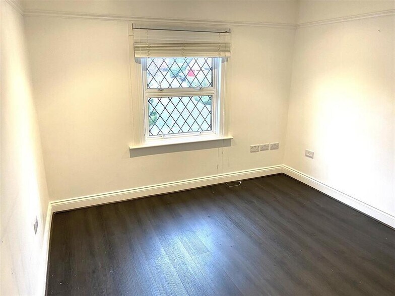 113 High Rd, Loughton à louer - Photo du bâtiment - Image 2 de 12