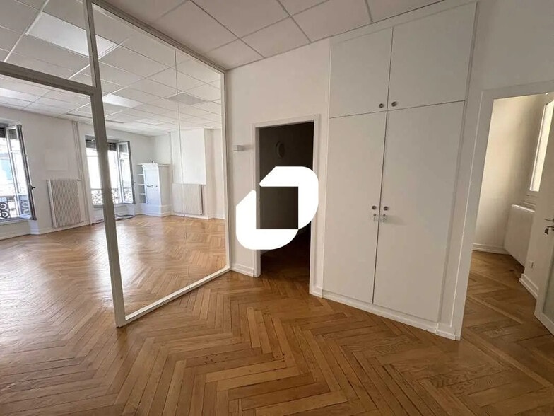 Office in Lyon for sale - Interior Photo - Image 2 of 17