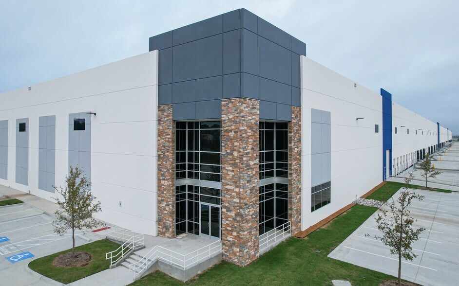 950 N IH-45, Hutchins, TX à louer - Photo du bâtiment - Image 1 de 111