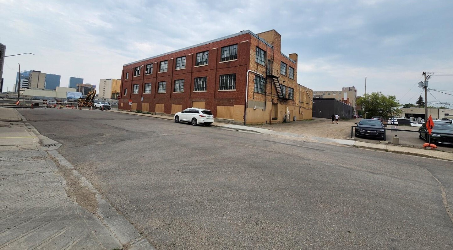 2002 Dewdney Av E, Regina, SK à vendre Photo principale- Image 1 de 1