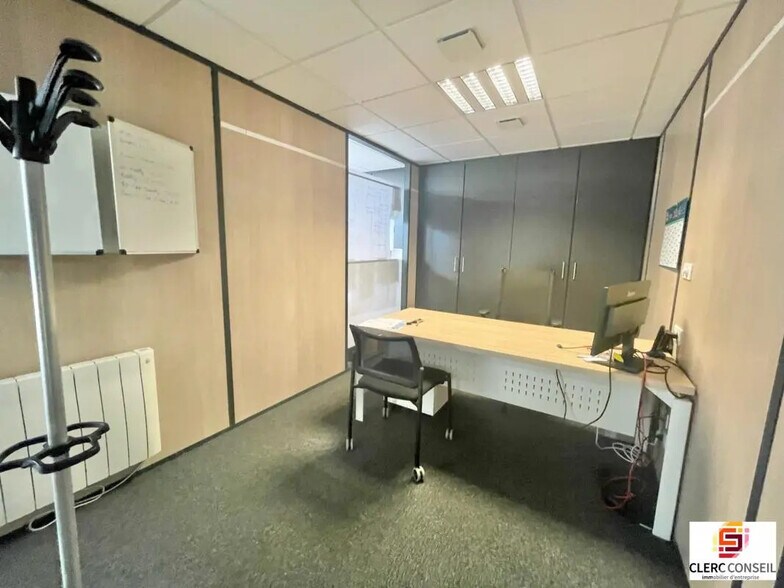 Office in Le Petit-Quevilly for lease - Interior Photo - Image 2 of 7