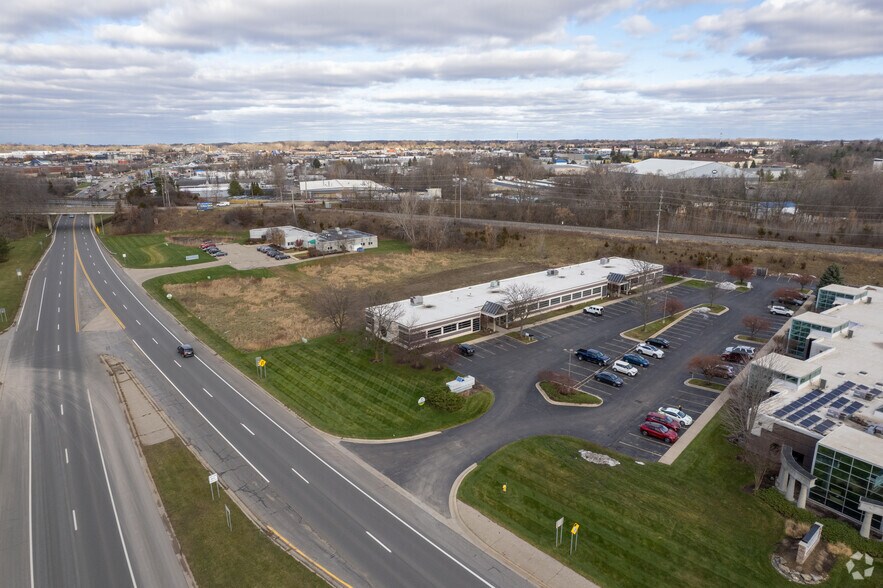 3230 Broadmoor Ave SE, Grand Rapids, MI à vendre - Aérien - Image 2 de 6