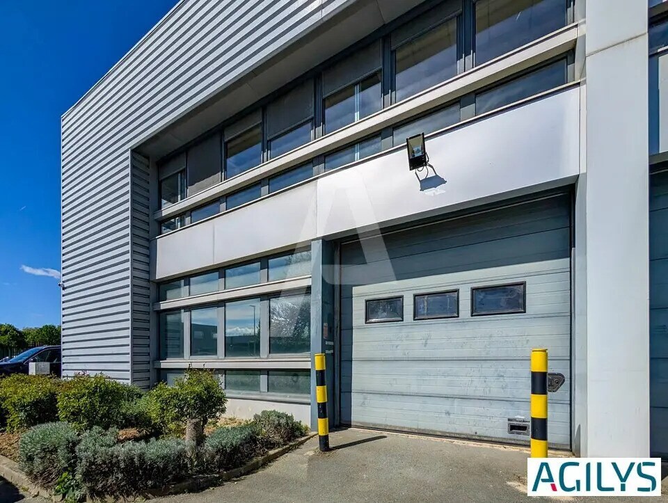 Flex in Trappes for lease Building Photo- Image 1 of 13