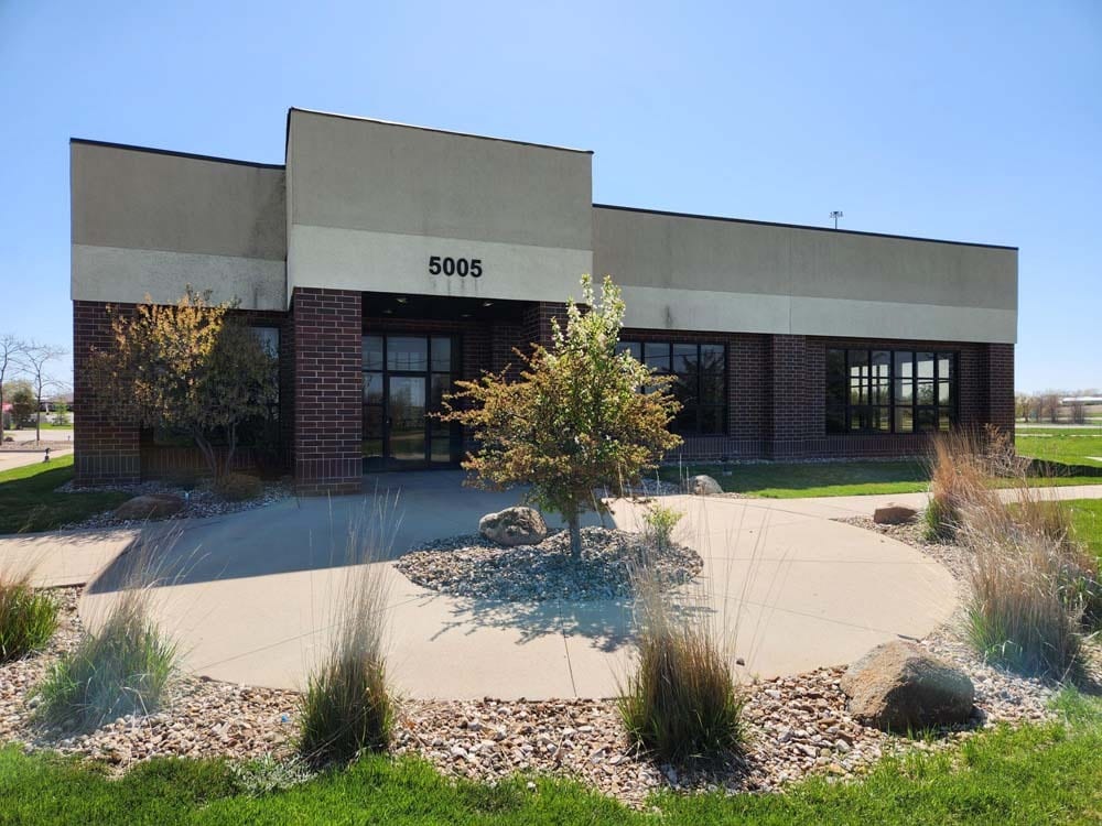 5005 Bowling St SW, Cedar Rapids, IA for sale Building Photo- Image 1 of 21