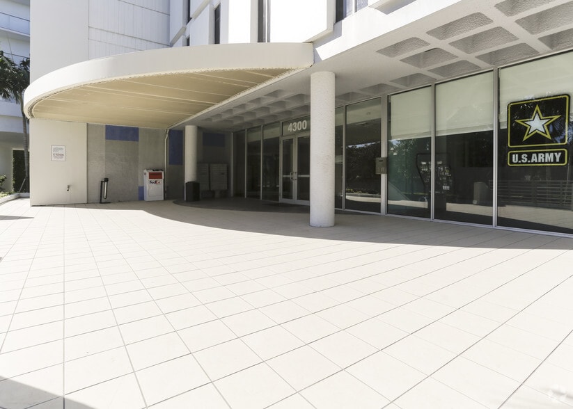 4300 Biscayne Blvd, Miami, FL à louer - Photo du bâtiment - Image 3 de 4