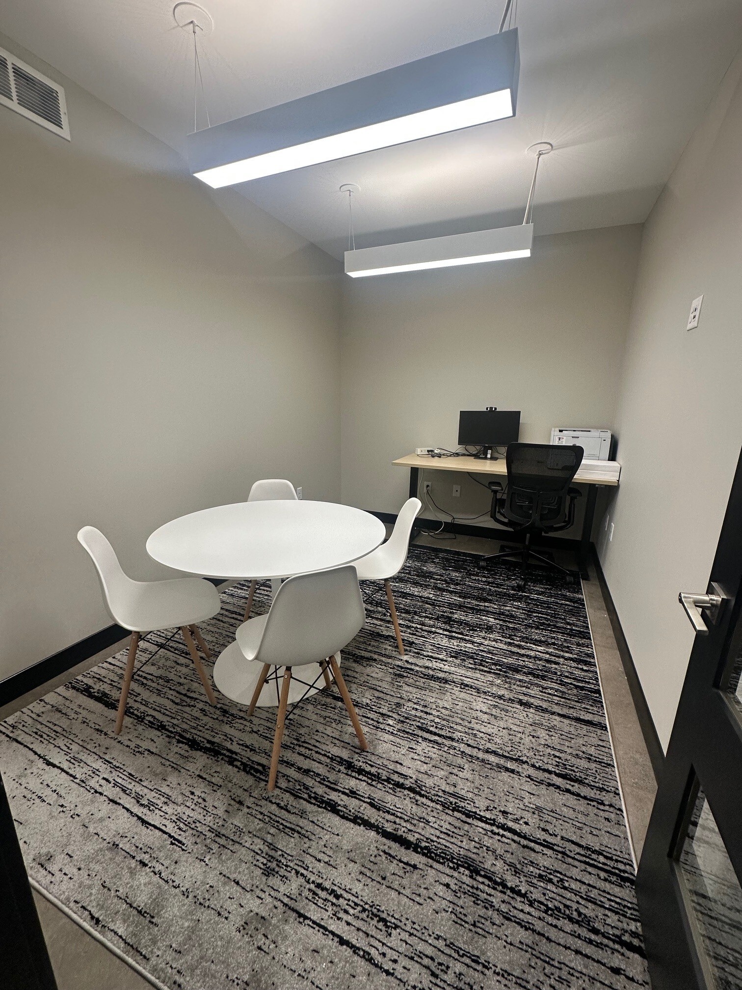 275 Lake St, Wayzata, MN for lease Interior Photo- Image 1 of 2