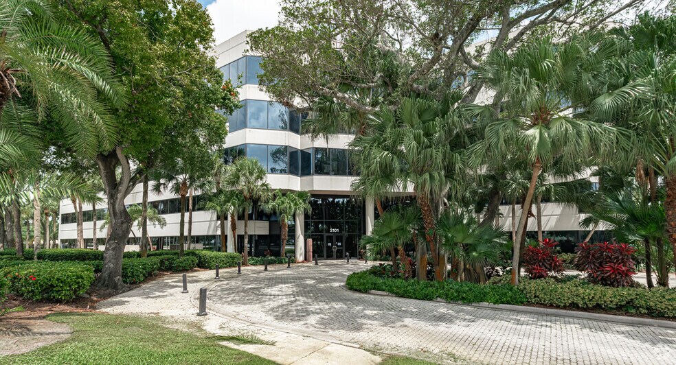 2101 W Commercial Blvd, Fort Lauderdale, FL à louer - Photo du bâtiment - Image 3 de 13