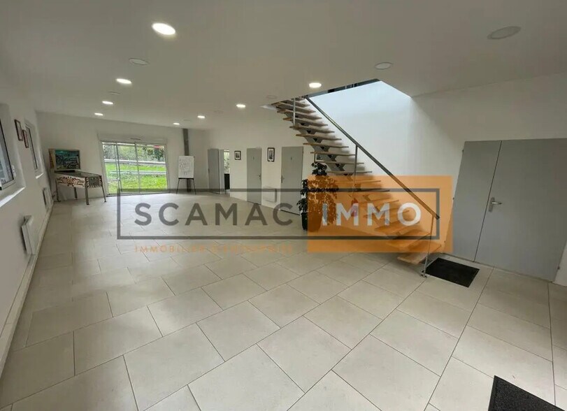 Bureau dans Croissy-Beaubourg à louer - Photo du bâtiment - Image 2 de 12