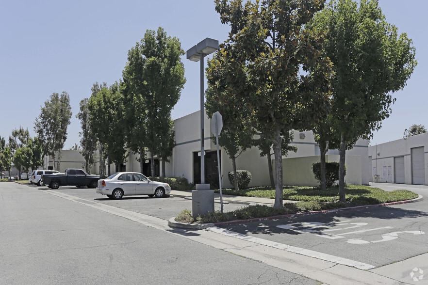 8541 Wellsford Rd, Santa Fe Springs, CA à louer - Photo du bâtiment - Image 3 de 6