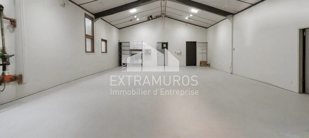 Flex in Villefranche-sur-Saône for sale - Building Photo - Image 1 of 11