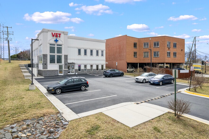 45441 Ruritan Cir, Sterling, VA à louer - Photo du bâtiment - Image 2 de 32