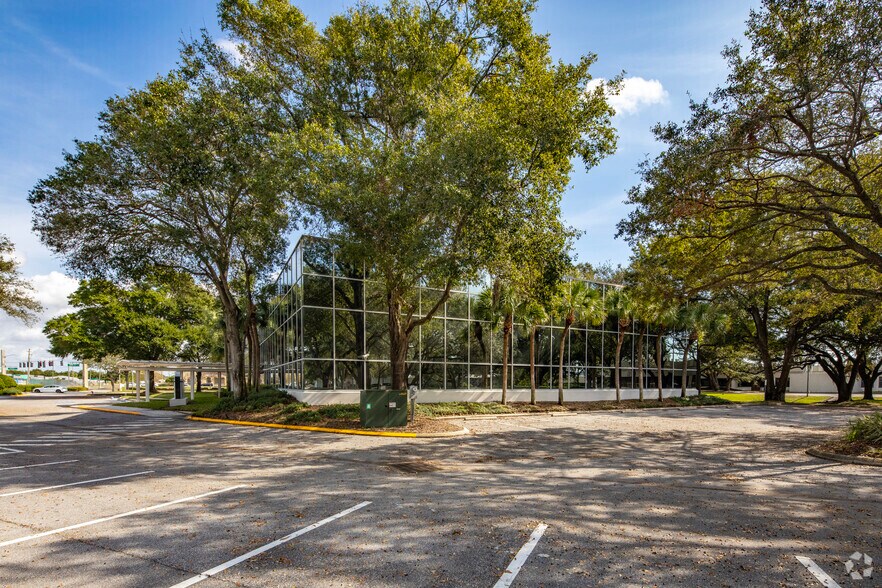 5520 W Idlewild Ave, Tampa, FL à louer - Photo du bâtiment - Image 2 de 9