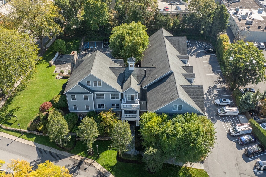 2 Dearfield Dr, Greenwich, CT for lease - Building Photo - Image 2 of 3
