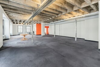 501-507 Pl d'Armes, Montréal, QC à louer Photo du bâtiment- Image 2 de 9