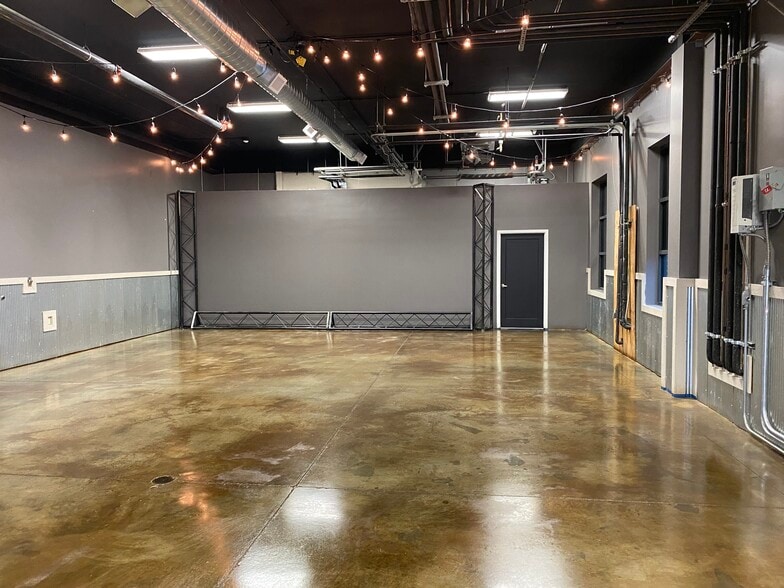 3340-3350 NE Ralph Powell Rd, Lee's Summit, MO for lease - Interior Photo - Image 3 of 20