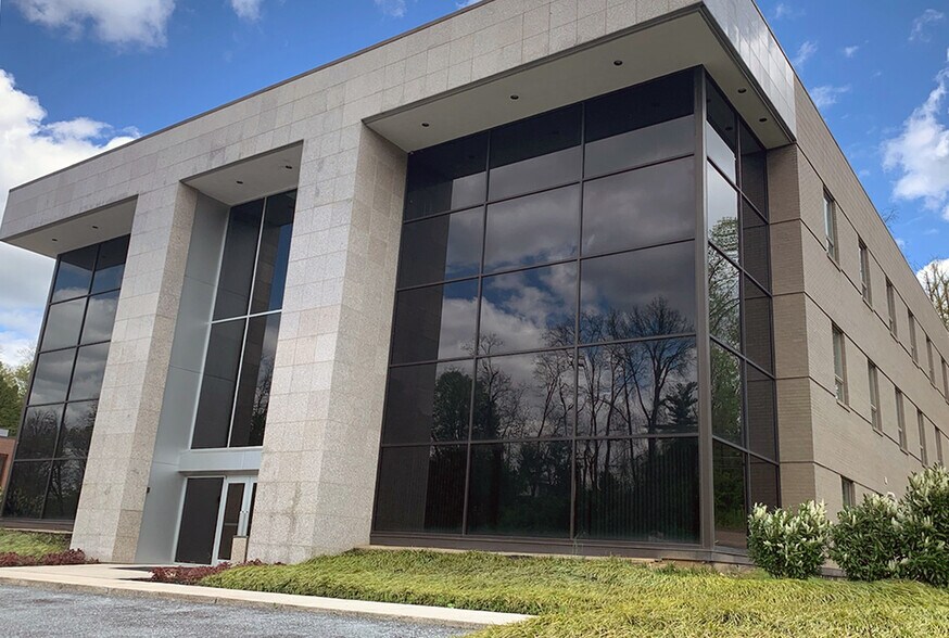 1017 Mumma Rd, Lemoyne, PA à vendre - Photo du bâtiment - Image 1 de 6