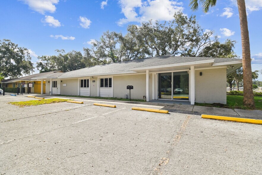 12425 N Florida Ave, Tampa, FL à louer - Photo du bâtiment - Image 3 de 30