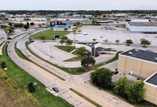 Plus de détails pour 2532 Crossroads Blvd, Waterloo, IA - Commerce de détail à vendre