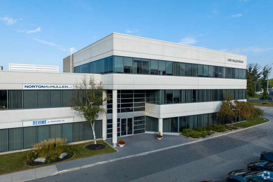 1 Valleywood Dr, Markham, ON à louer - Photo du bâtiment - Image 3 de 6