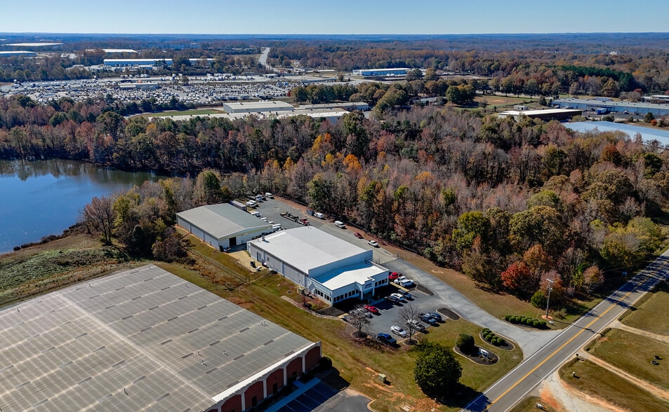 929 Berry Shoals Rd, Duncan, SC à vendre - Photo du bâtiment - Image 1 de 8