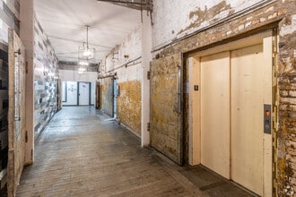 61-67 West St, Brooklyn, NY à louer Photo du bâtiment- Image 2 de 3