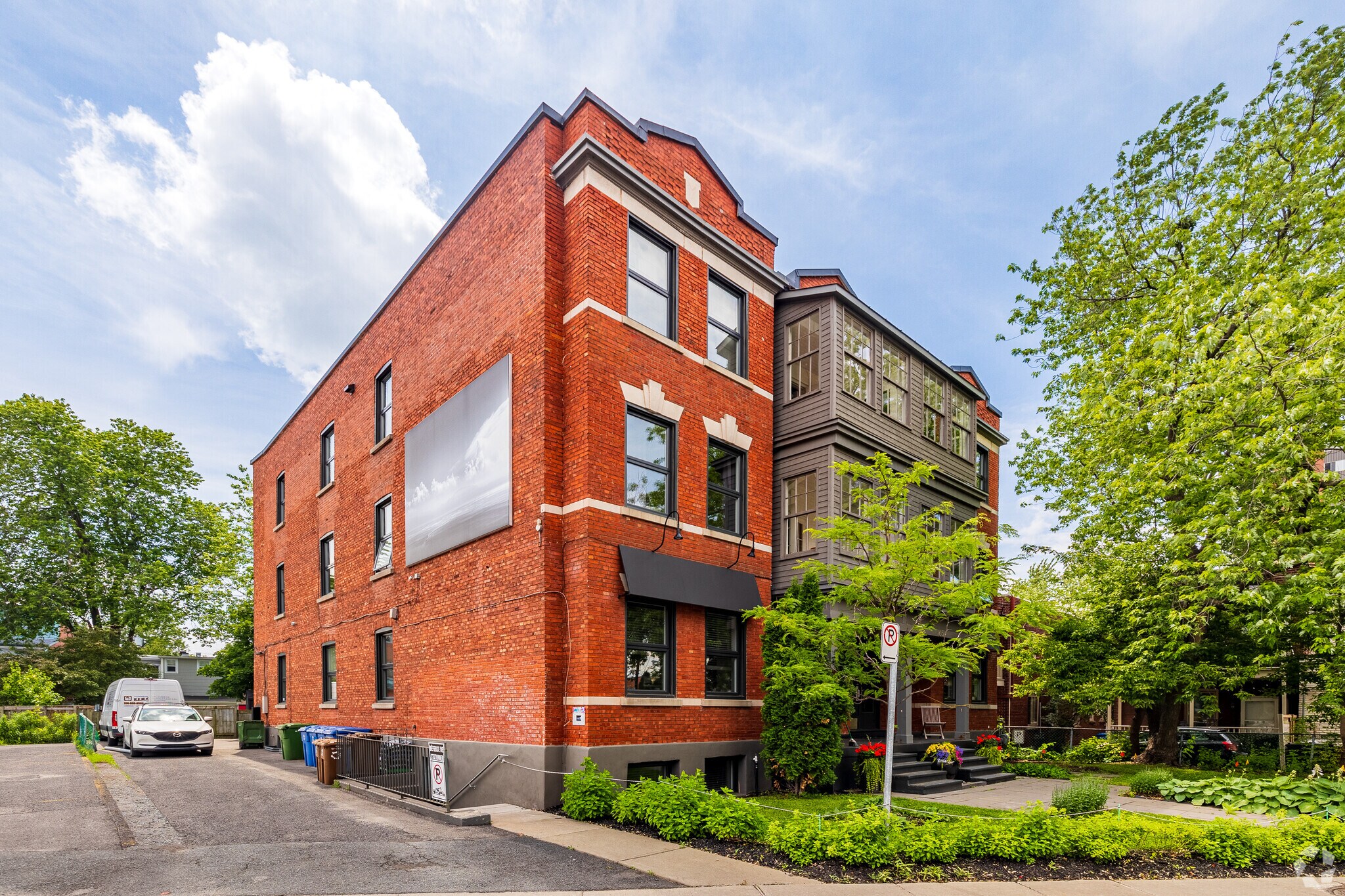 651 Av Victoria, Saint-lambert, QC for sale Primary Photo- Image 1 of 1