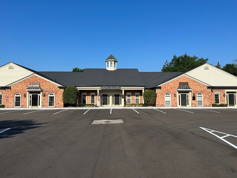 46401 Romeo Plank Rd, Macomb Township, MI à louer - Photo du bâtiment - Image 2 de 21